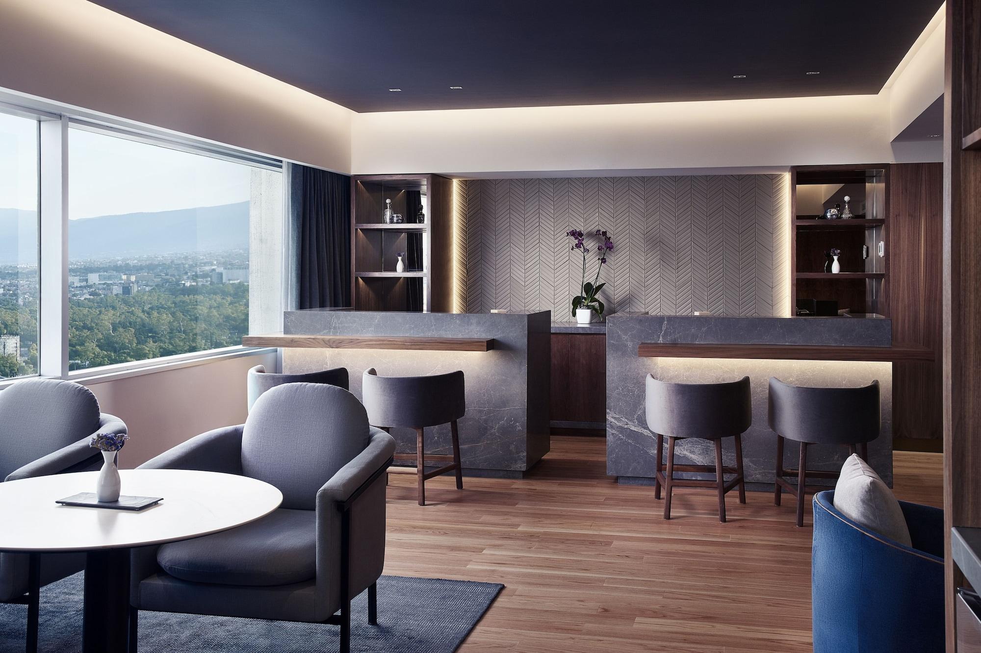 Hyatt Regency Città del Messico Esterno foto The lounge at Osaka Itami Airport